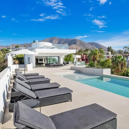 Nirvana - Pool, Jacuzzi, Terrace & Sea View Villa Fuengirola